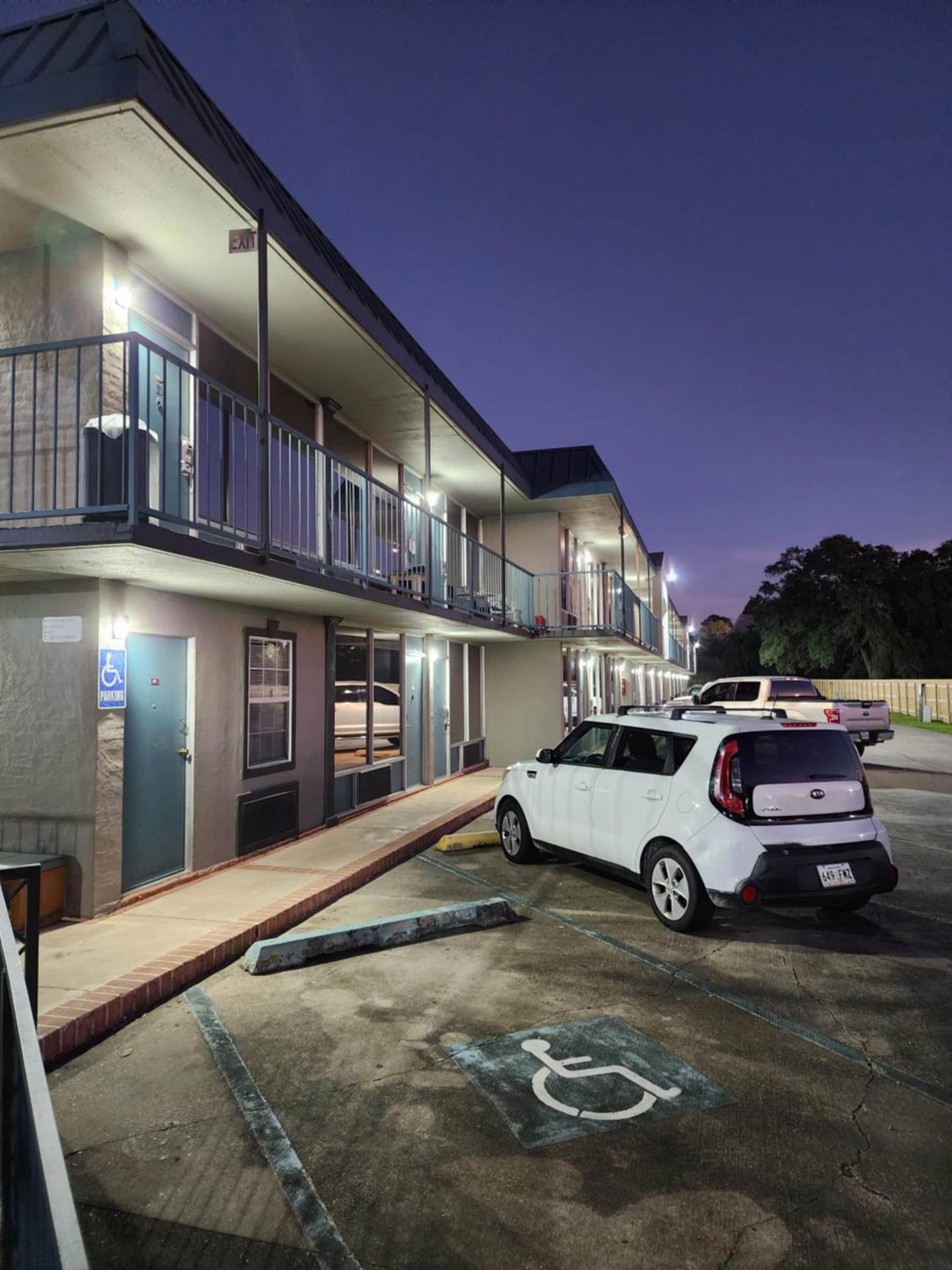 Discovery Inn & Suites