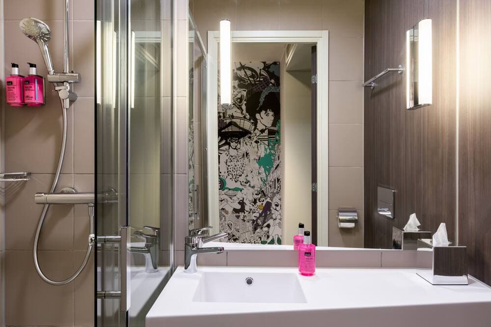 Moxy London Heathrow Airport