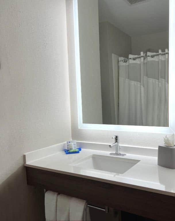 Holiday Inn Express & Suites Chicago North-Waukegan-Gurnee