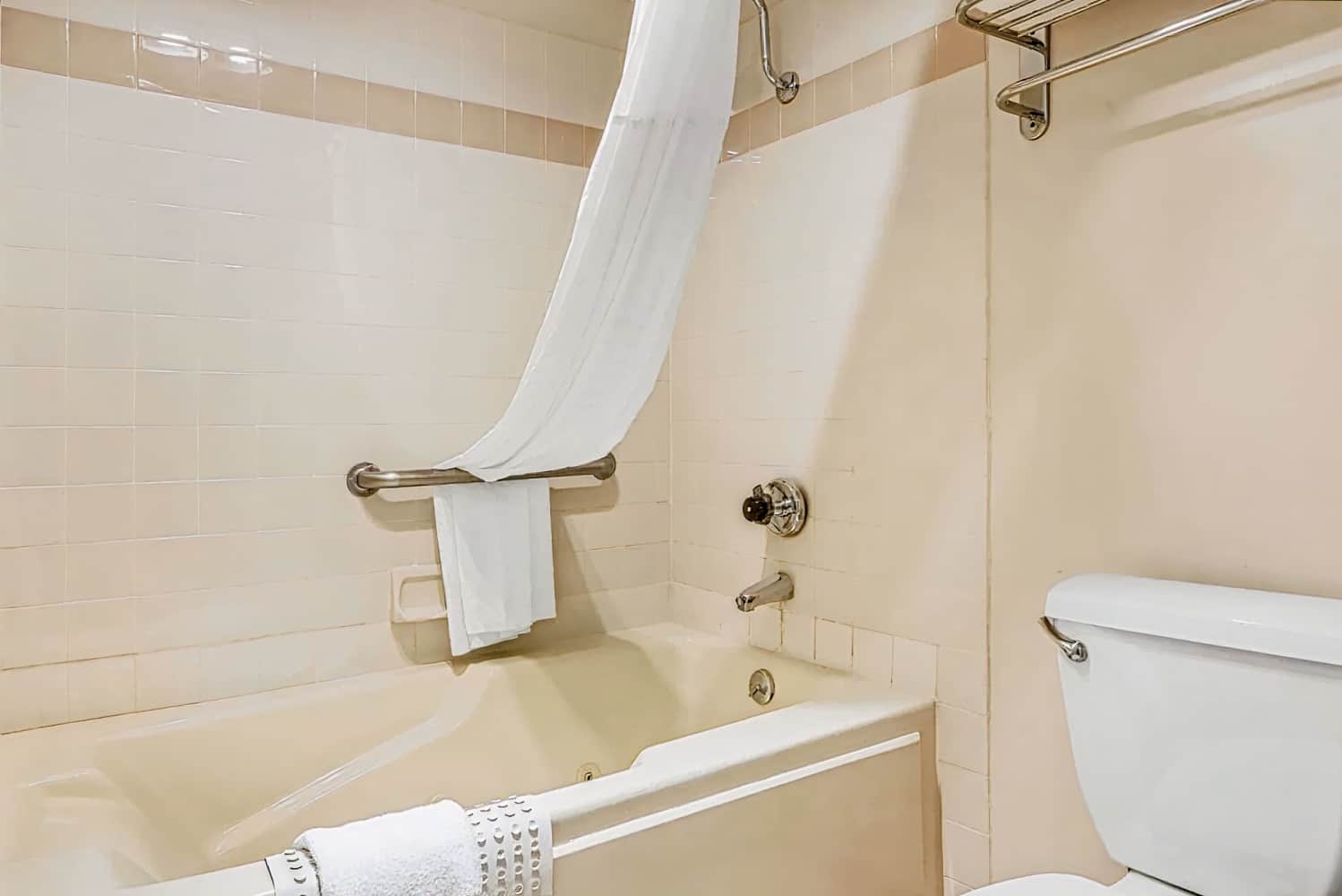 Quality Inn & Suites Los Angeles Airport - LAX