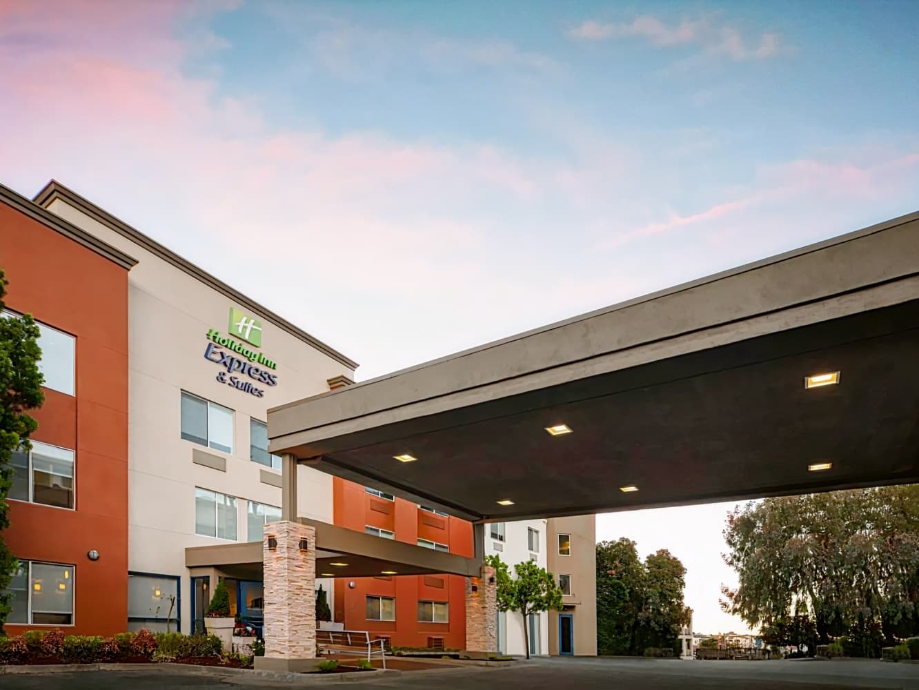Holiday Inn Express Hotel & Suites Belmont