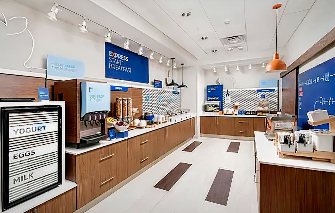 Holiday Inn Express & Suites Chicago West - St Charles