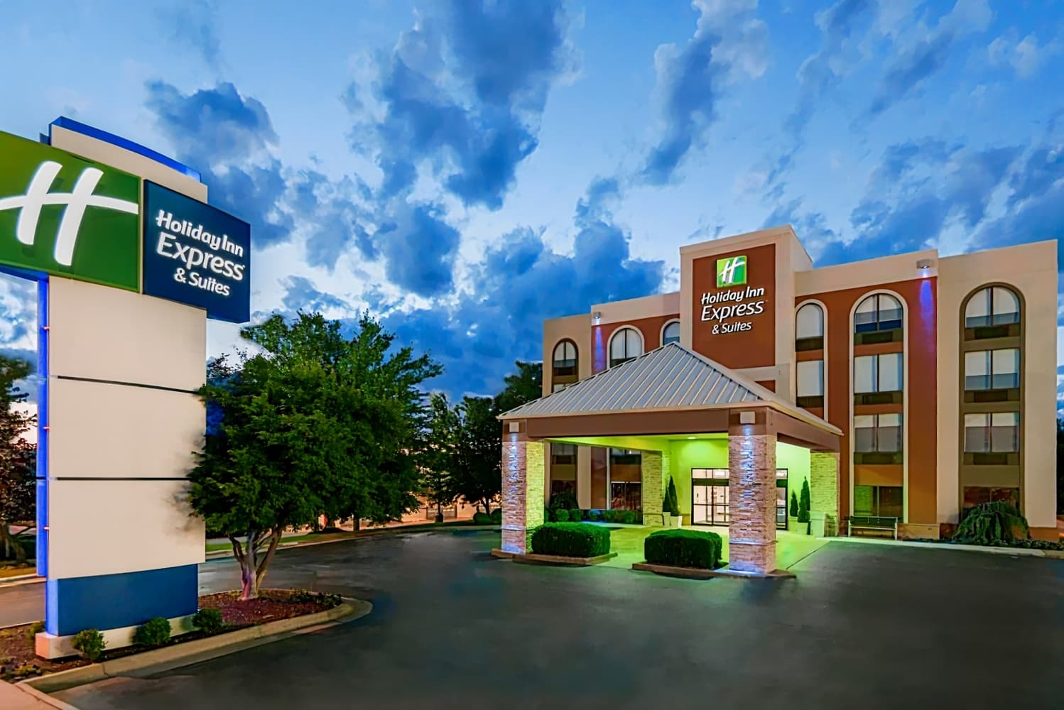 Holiday Inn Express & Suites Bentonville