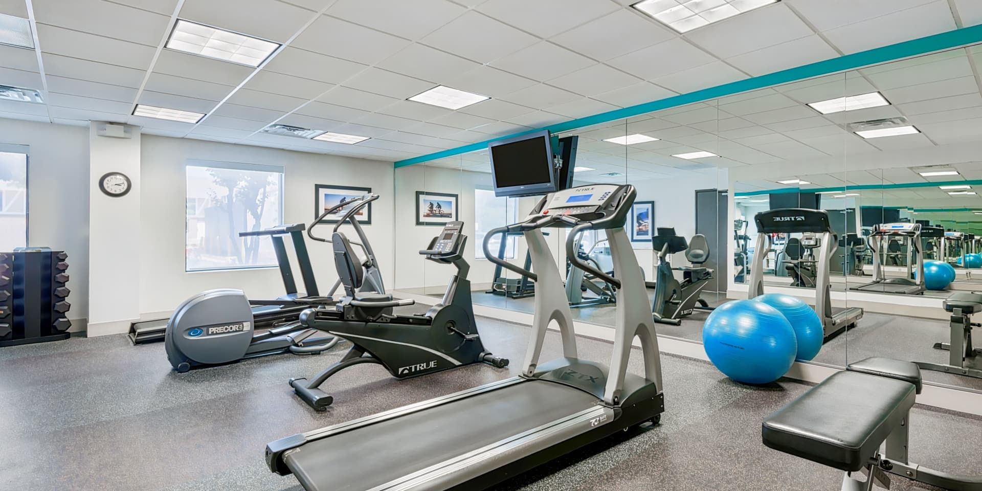 Holiday Inn Express & Suites Bentonville