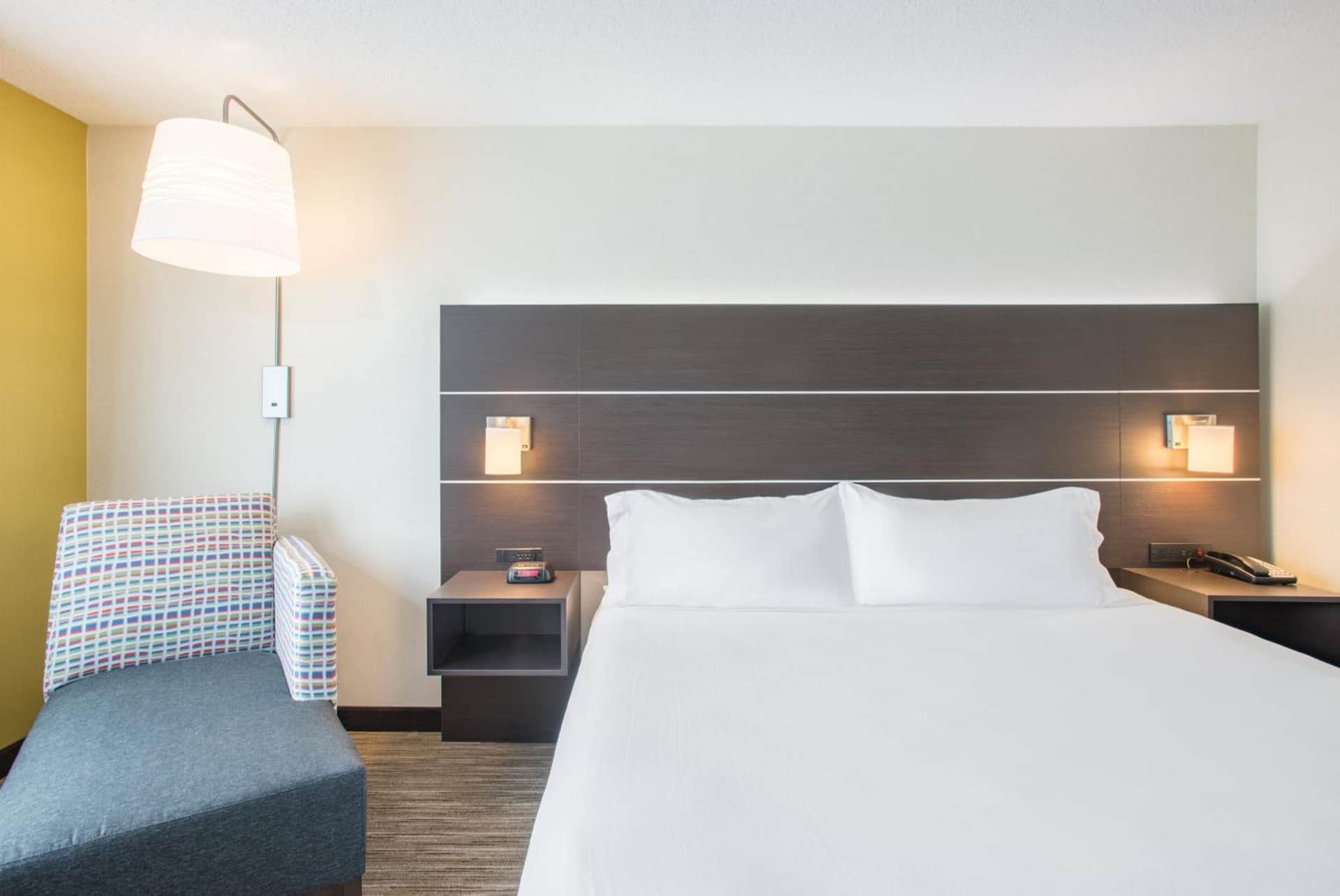 Holiday Inn Express & Suites Boston - Marlboro