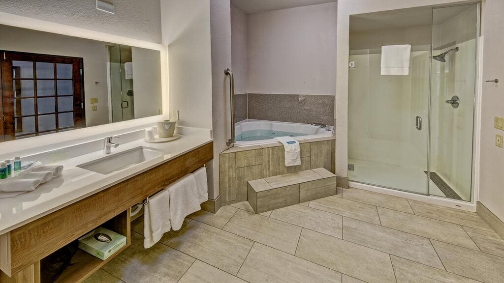 Holiday Inn Express & Suites Corsicana I-45