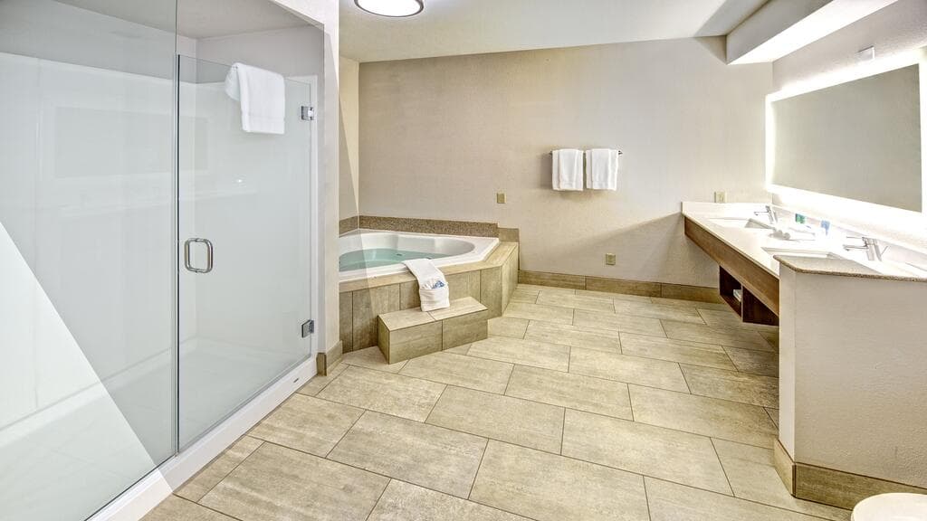 Holiday Inn Express & Suites Corsicana I-45