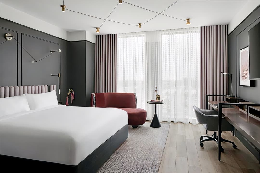 Renaissance Milwaukee West Hotel