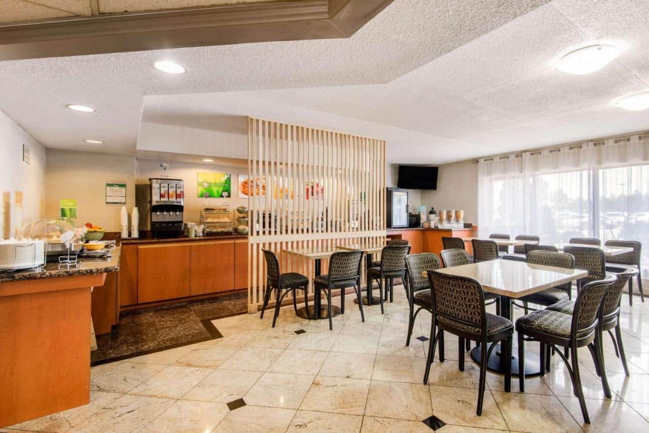 Quality Inn & Suites 5585 Ambler Drive Mississauga Ontario
