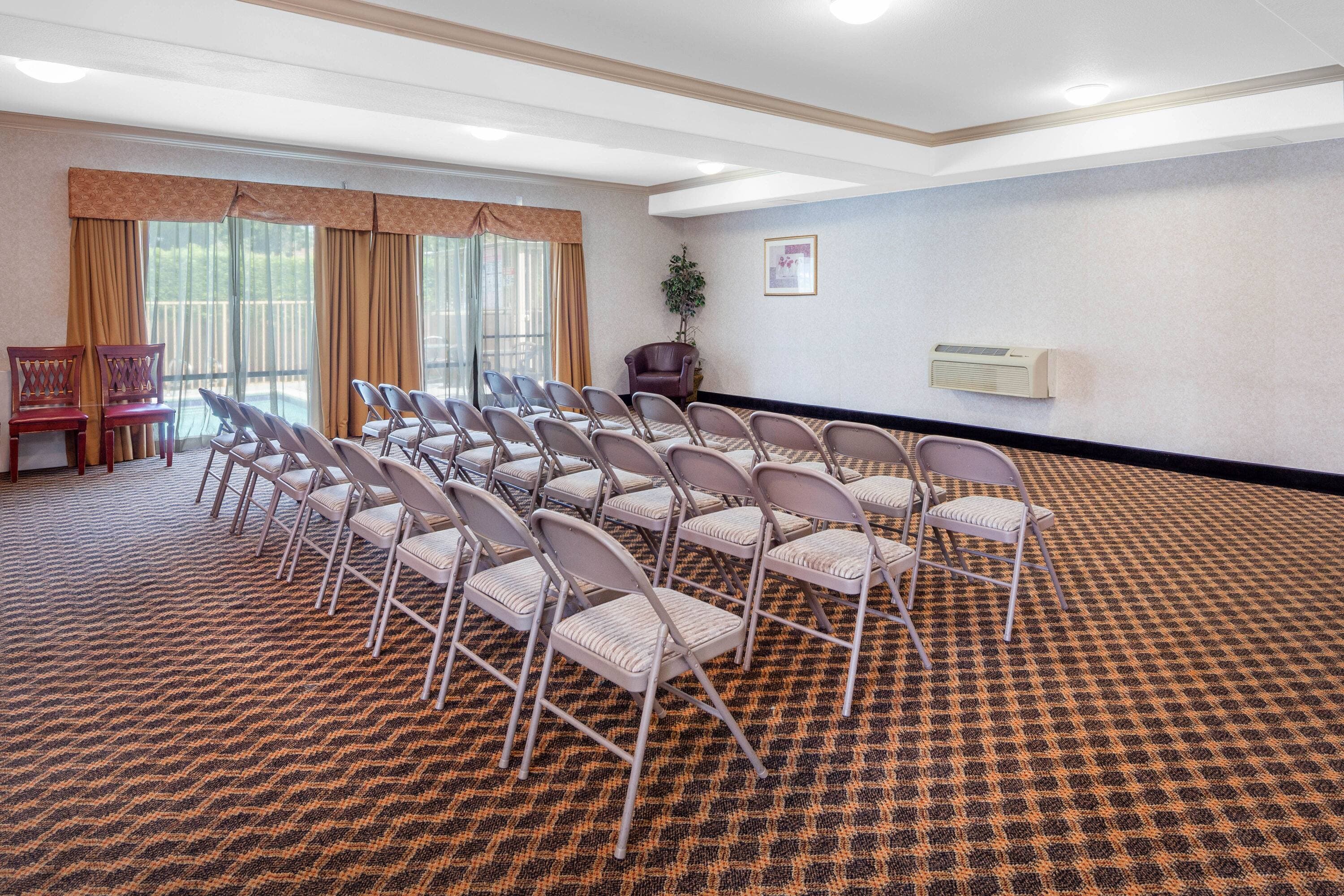 Howard Johnson by Wyndham Pico Rivera Hotel & Suites