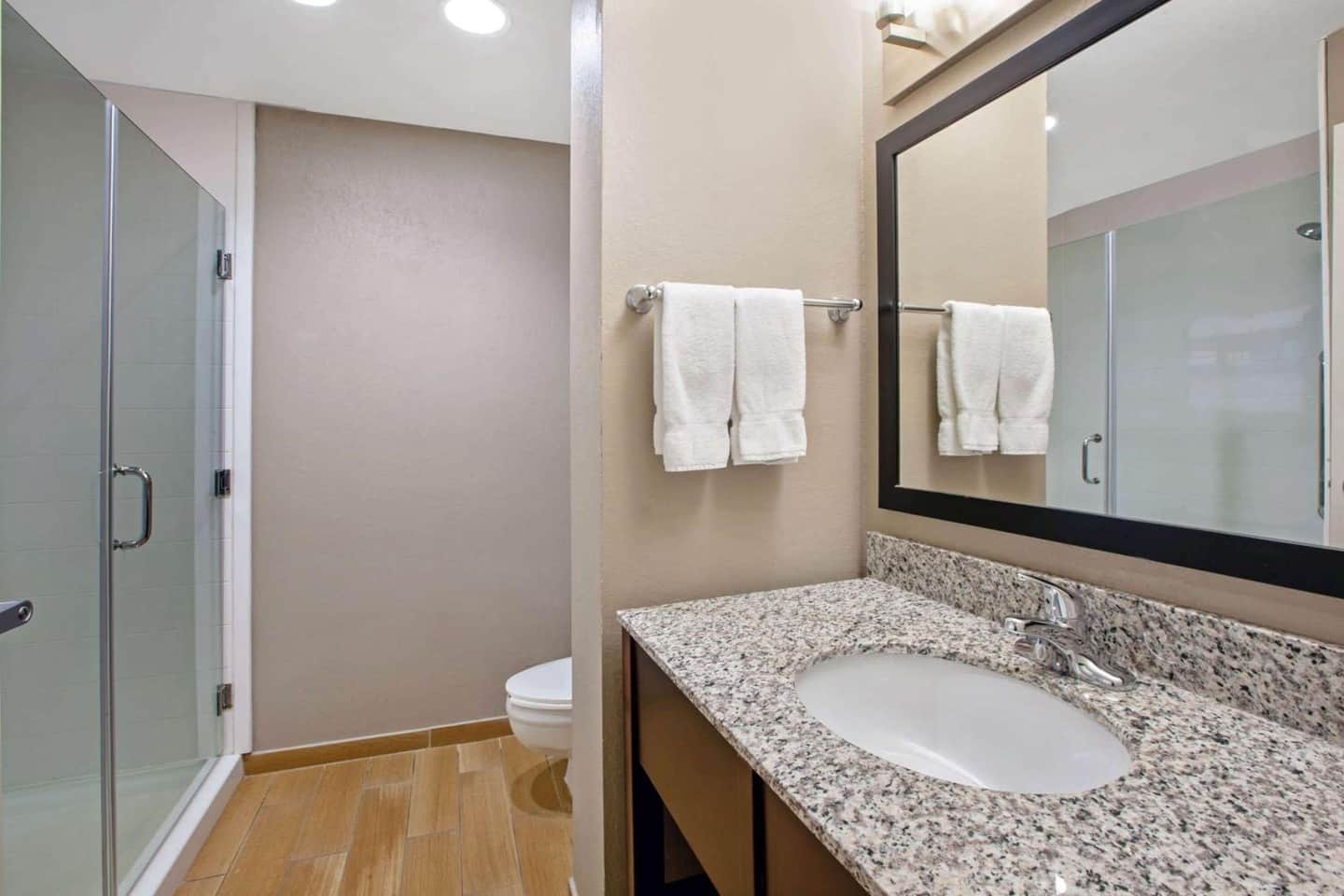 La Quinta Inn & Suites by Wyndham Detroit Metro Airport