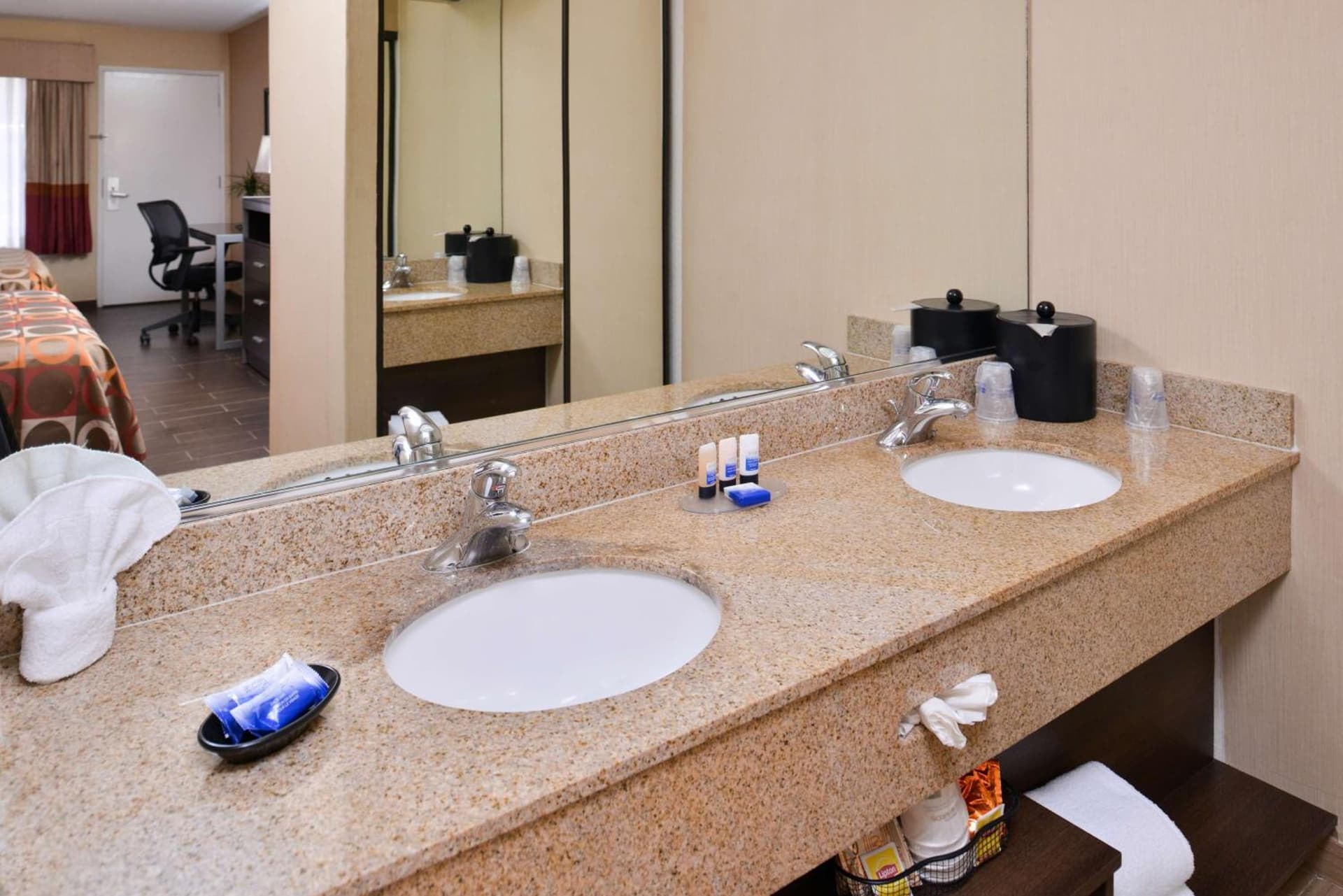 Best Western PLUS RAFFLES INN & SUITES
