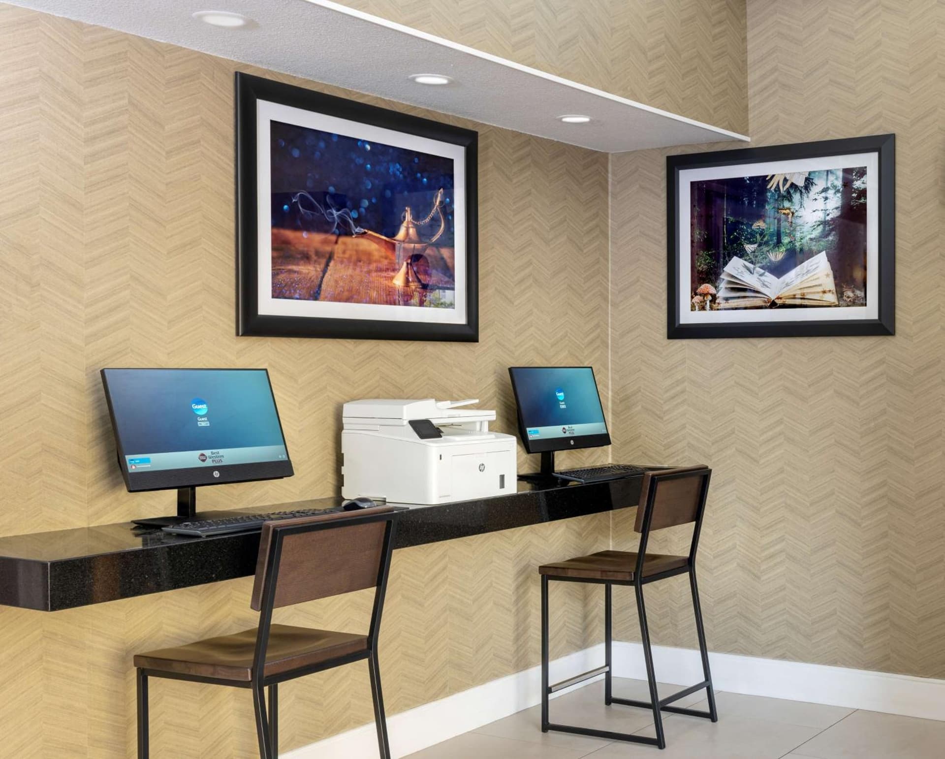 Best Western PLUS RAFFLES INN & SUITES