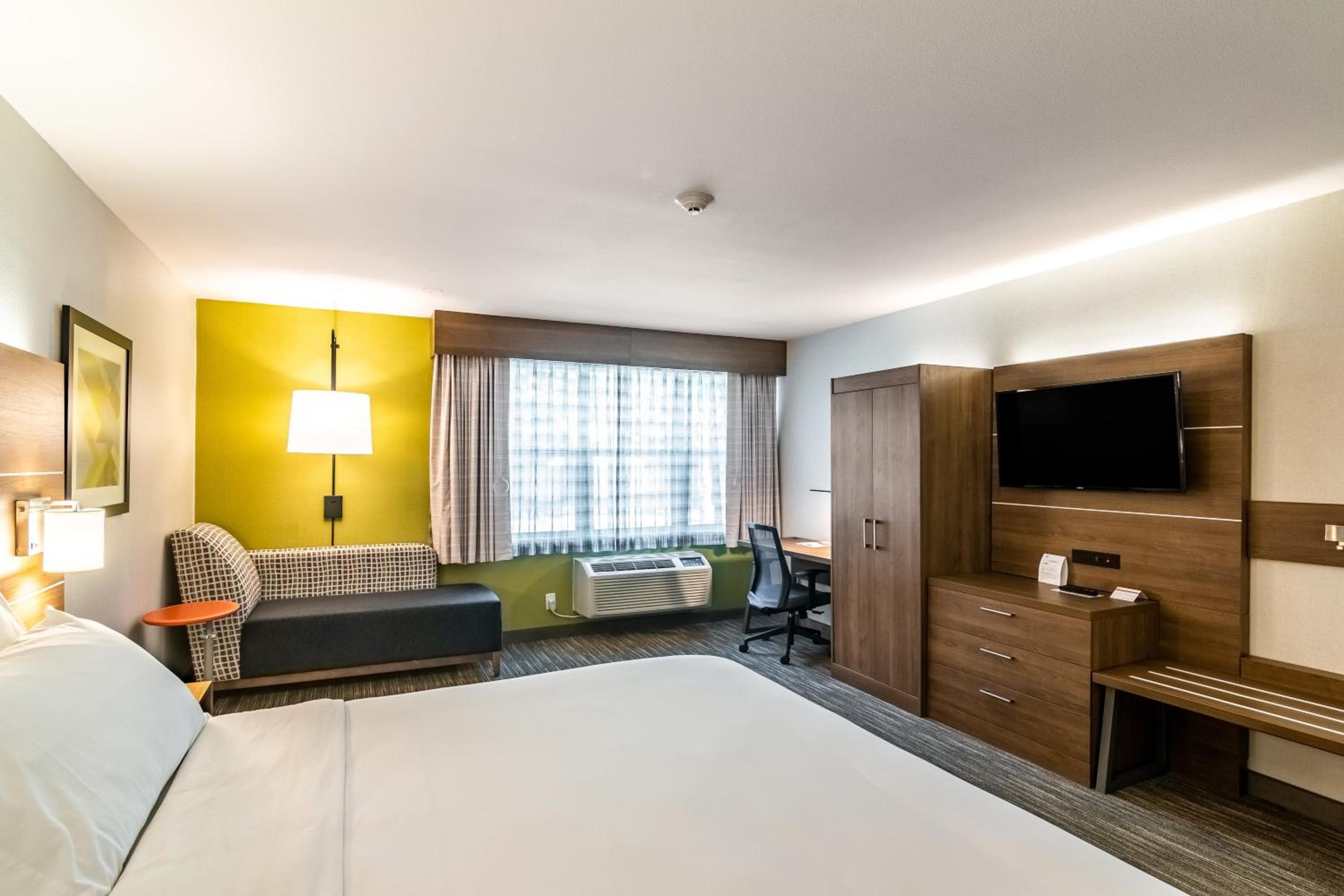 Holiday Inn Express & Suites - Camarillo