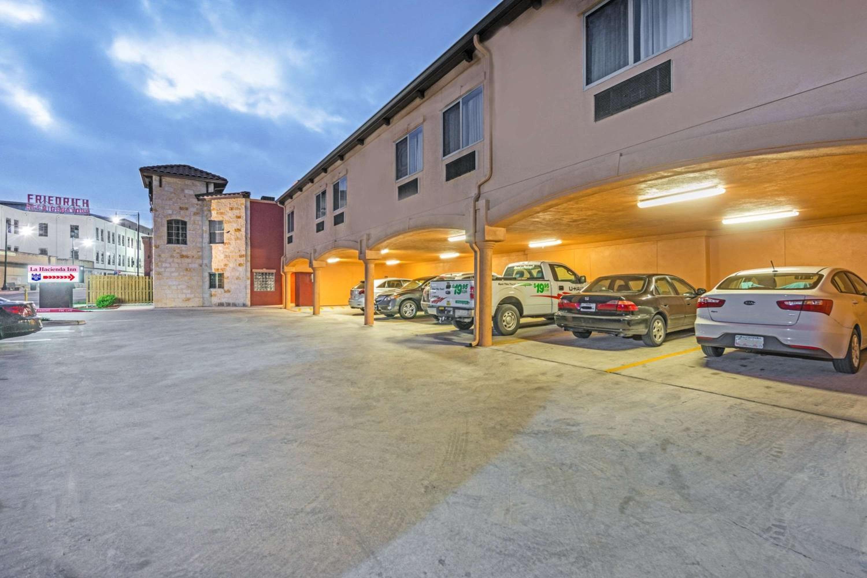 La Hacienda Inn near Alamodome & Riverwalk