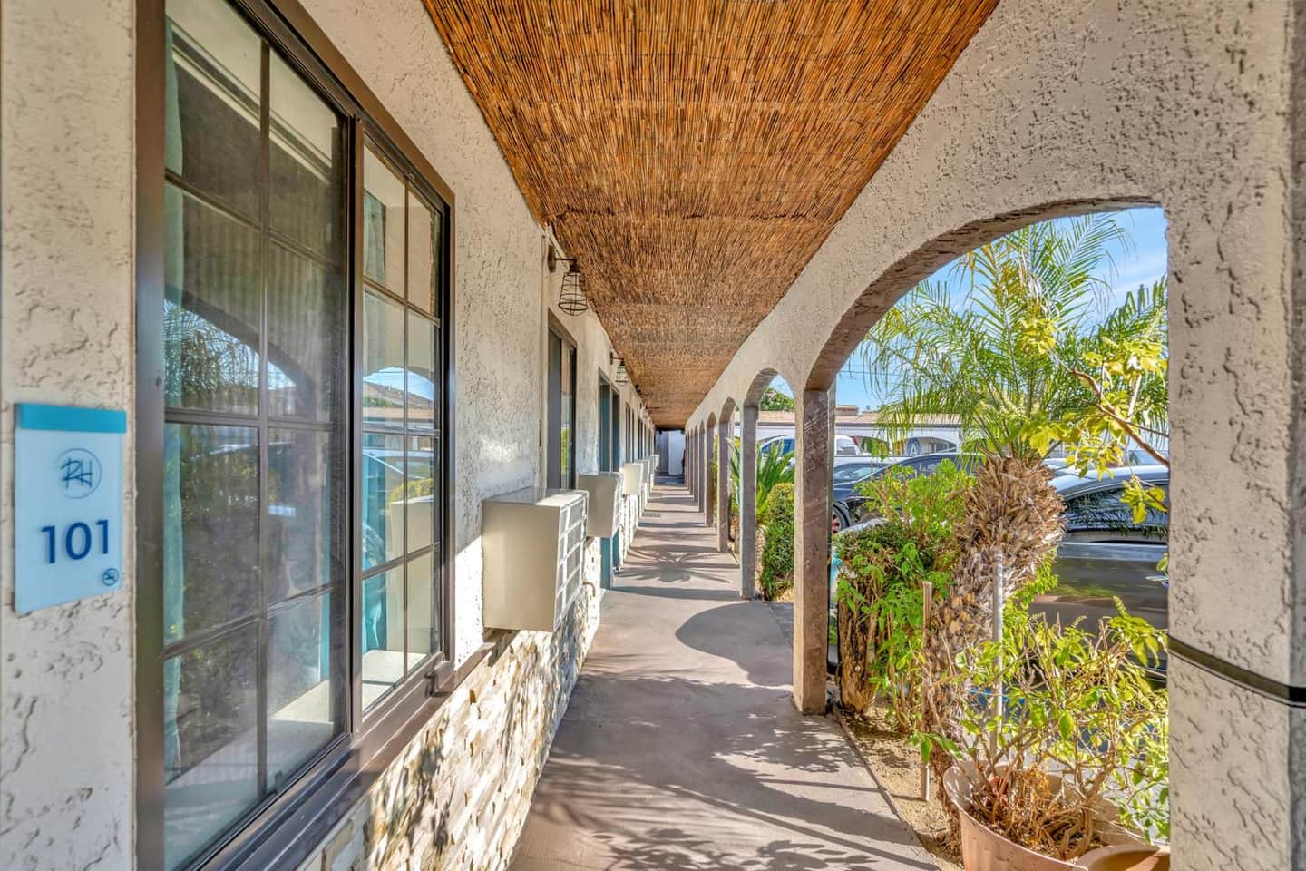 Royal Hawaiian Inn - Mid City
