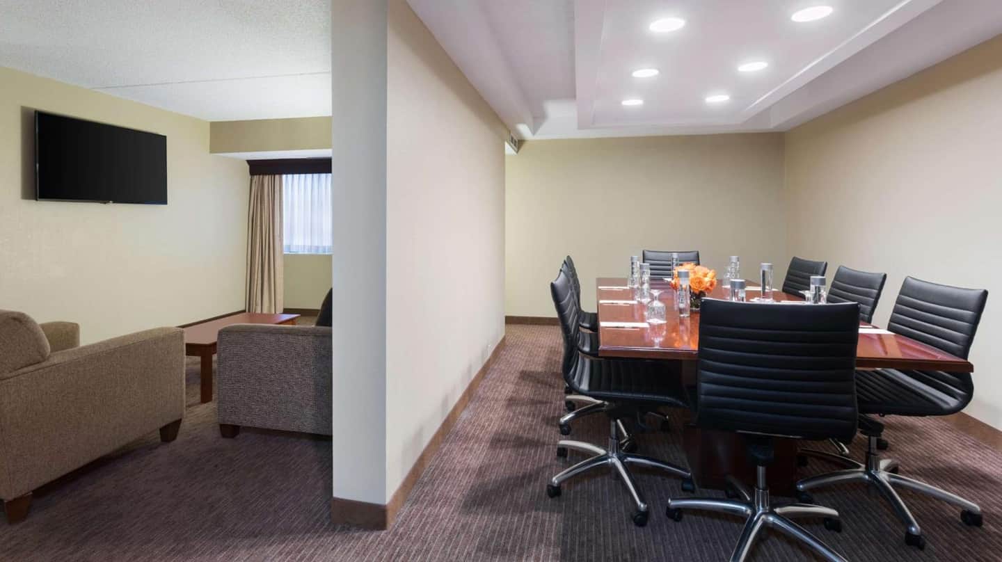 DoubleTree Suites by Hilton Cincinnati - Blue Ash