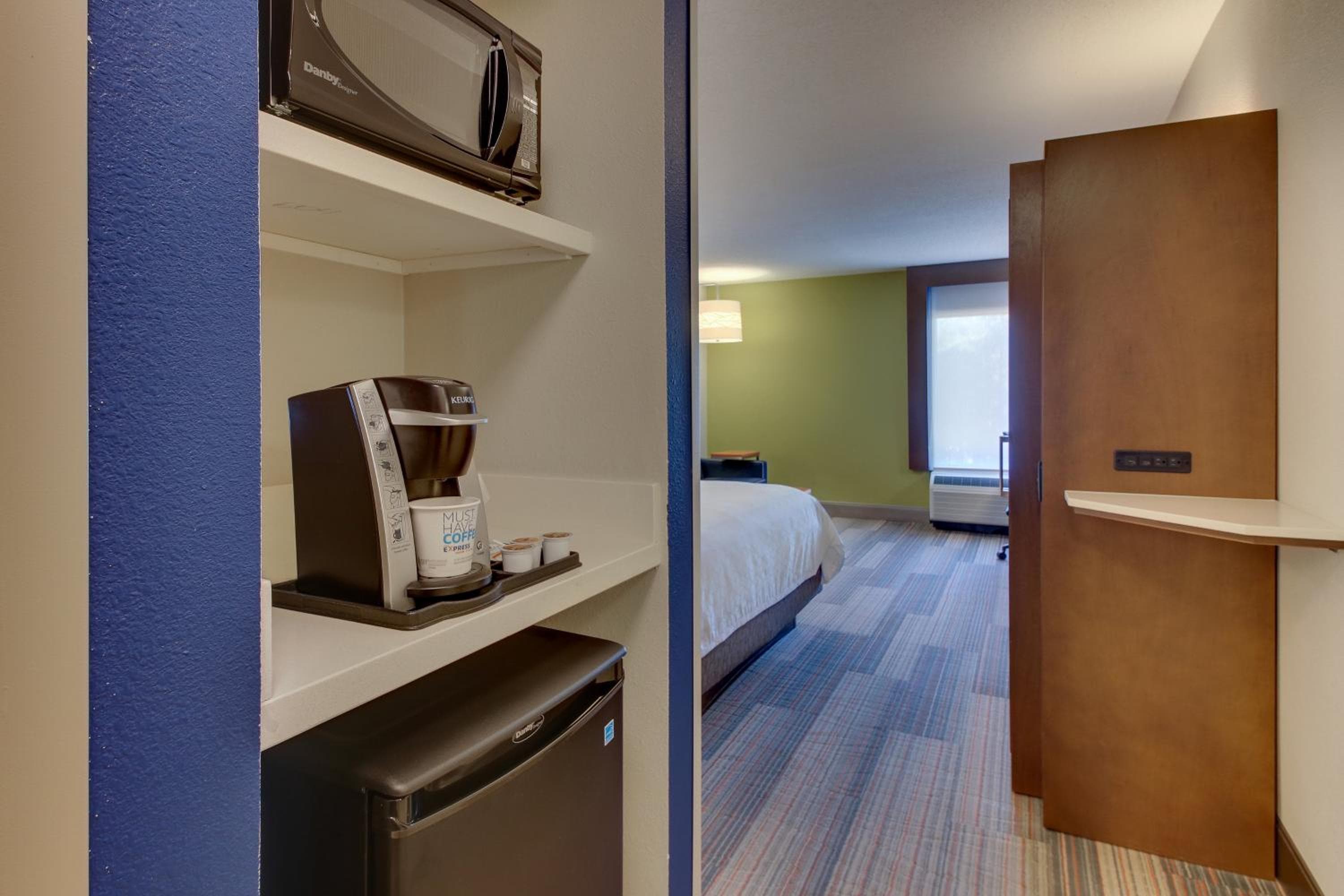 Holiday Inn Express & Suites Atlanta Perimeter Mall Hotel by IHG