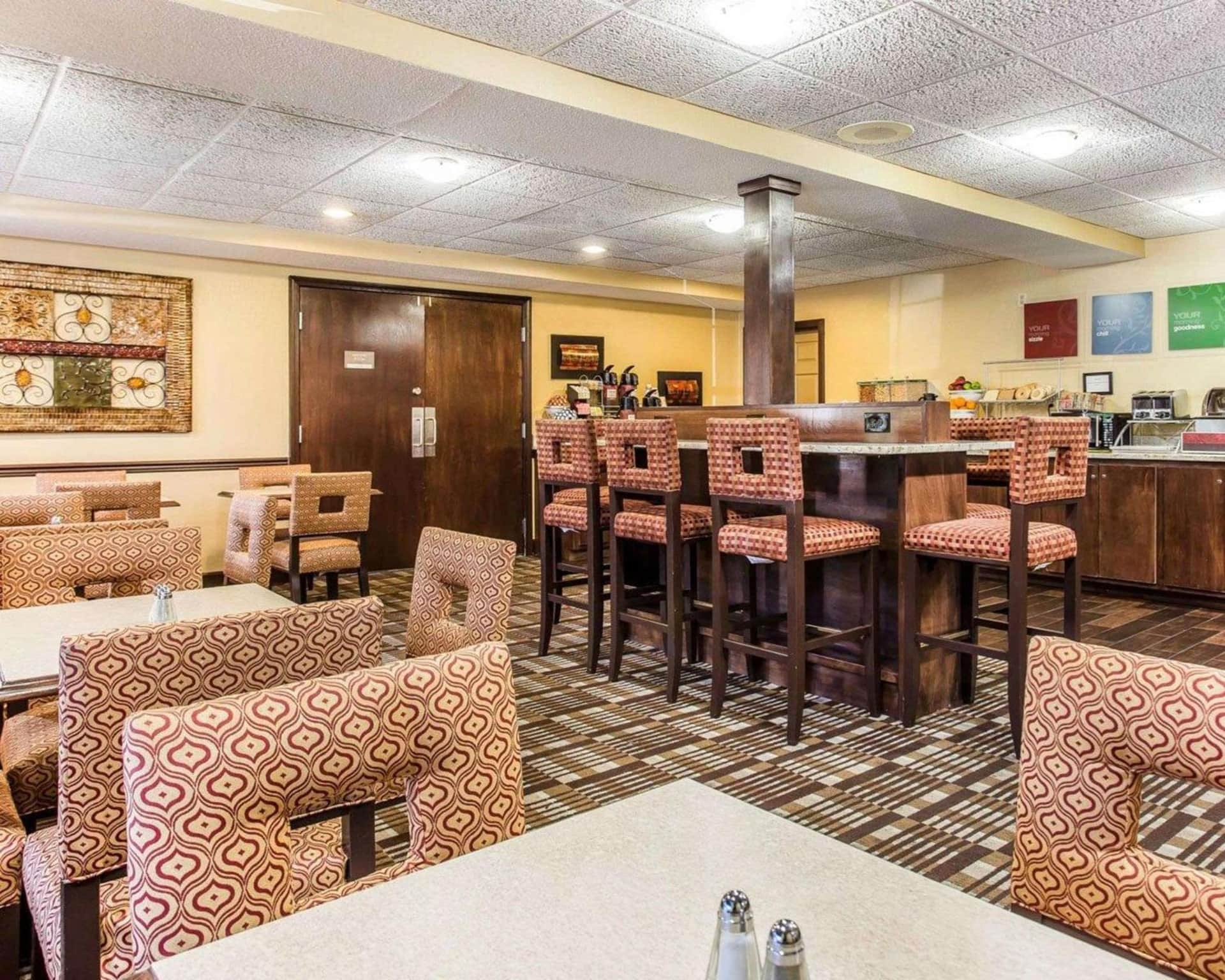Comfort Inn & Suites – Ballpark Area