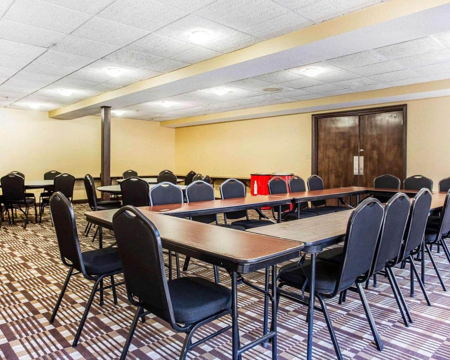 Comfort Inn & Suites – Ballpark Area