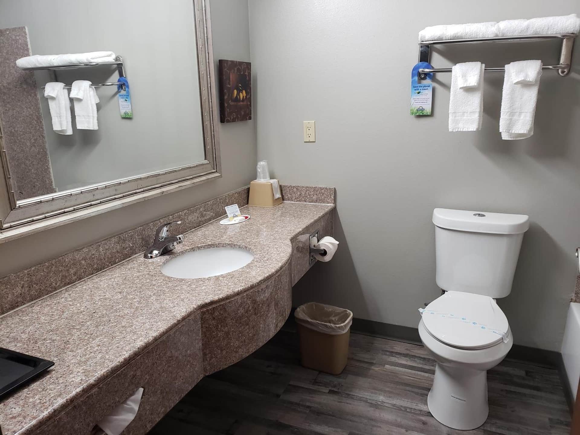 Days Inn & Suites by Wyndham Cleburne TX