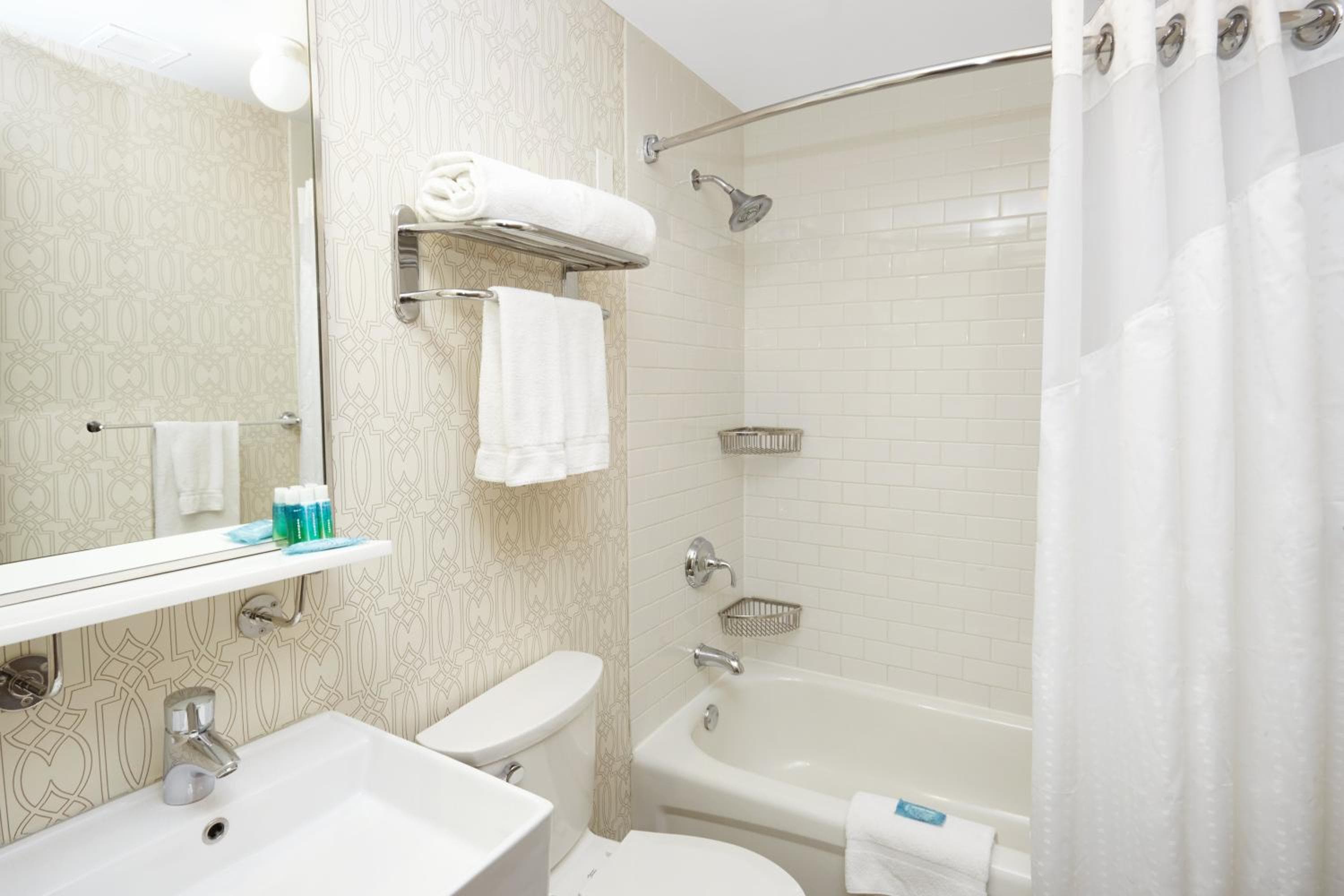 Hotel Cass, Holiday Inn Express (Chicago Magnificent Mile)