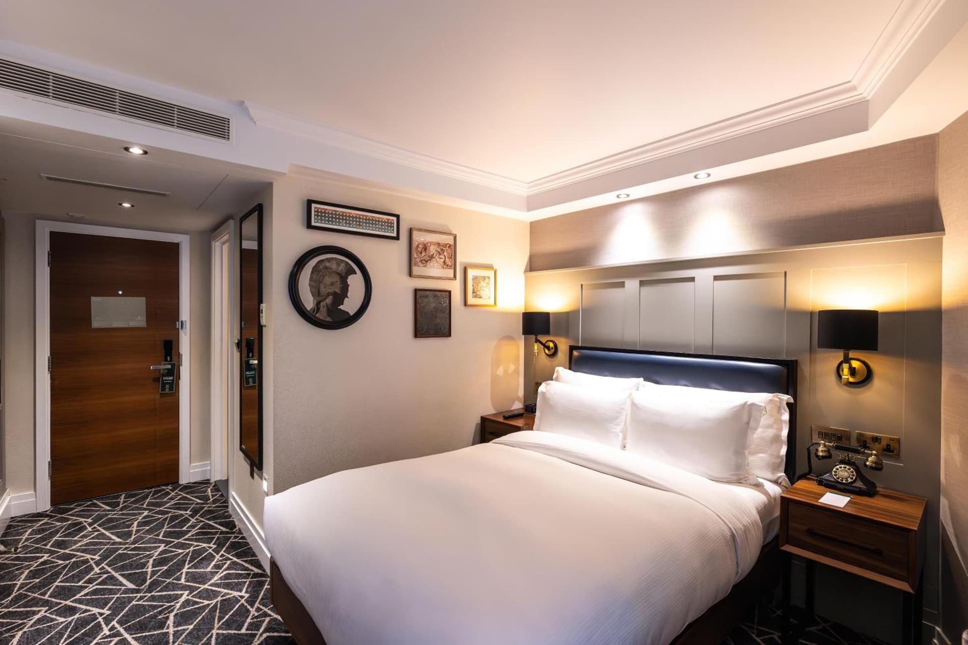 100 Queen's Gate Hotel London Kensington, Curio Collection by Hilton