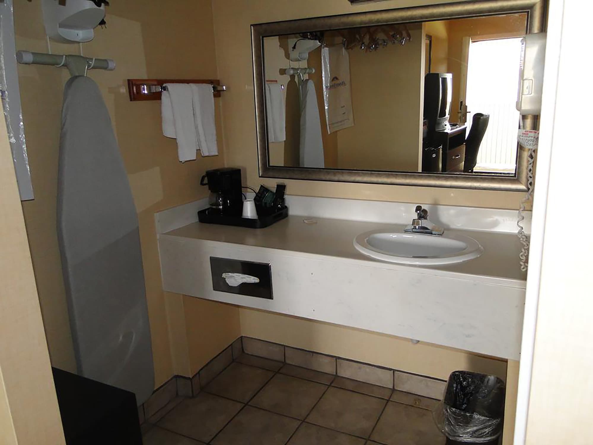 Howard Johnson Express Inn - Rocky Hill